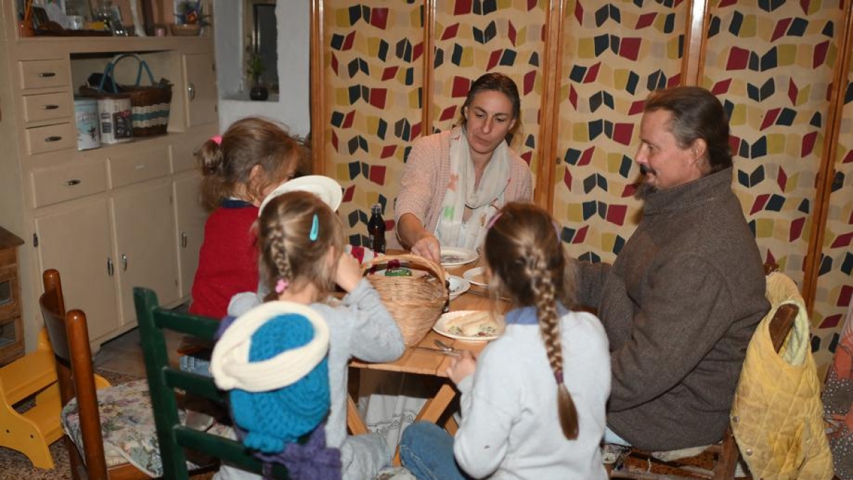 Famiglia nel bosco, l’ipotesi per Natale: «Il pranzo tutti assieme in comunità. Almeno Nathan potrebbe sedersi a tavola con i suoi figli»