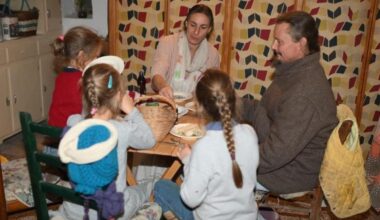 Famiglia nel bosco, la visita-lampo di Nathan Trevallion ai figli per Natale. La coppia «non teme l'indagine degli psicologi». E Salvini attacca: «Contro di loro violenza gratuita»