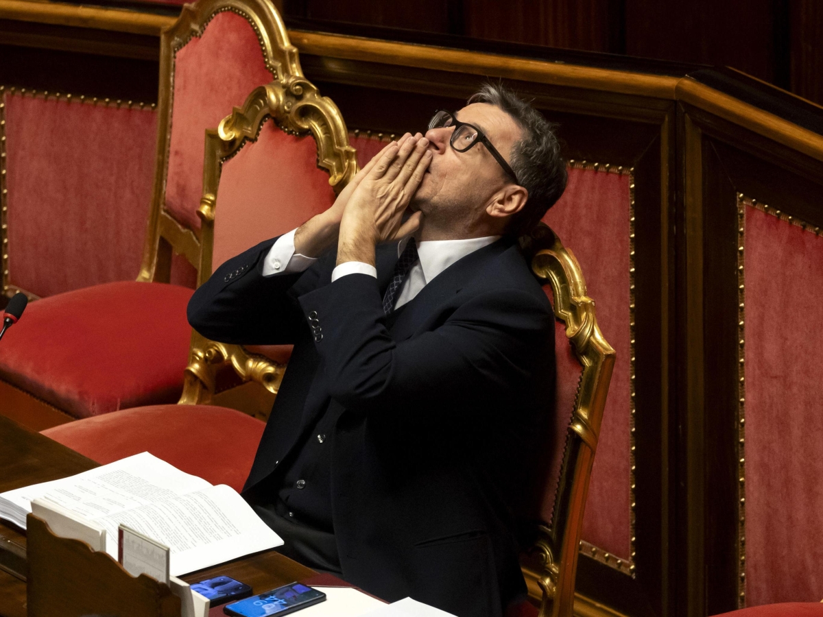 Meloni tira il fiato, regali e brindisi per l'ultimo Consiglio dei ministri. Ma resta il gelo tra Giorgetti e Salvini