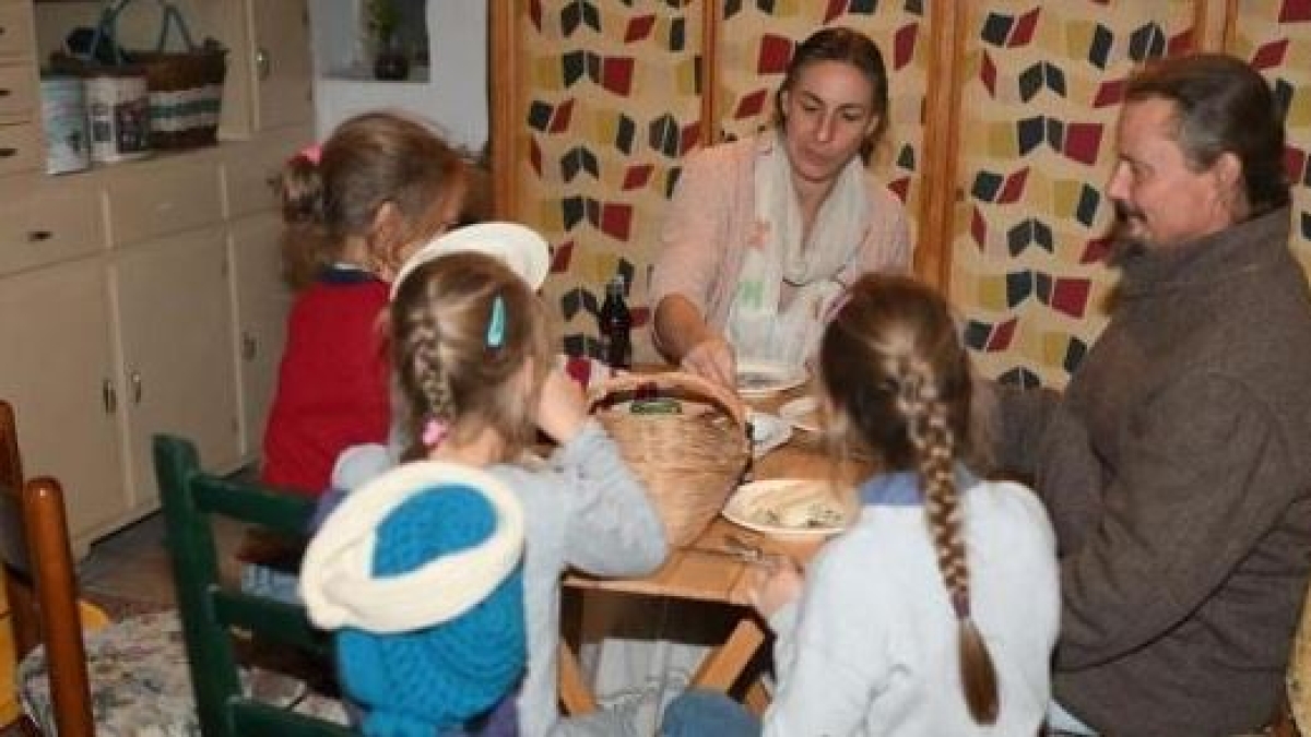 Famiglia nel bosco, servirà una nuova perizia. Il tribunale dei minori ha deciso: i bambini restano nella struttura protetta
