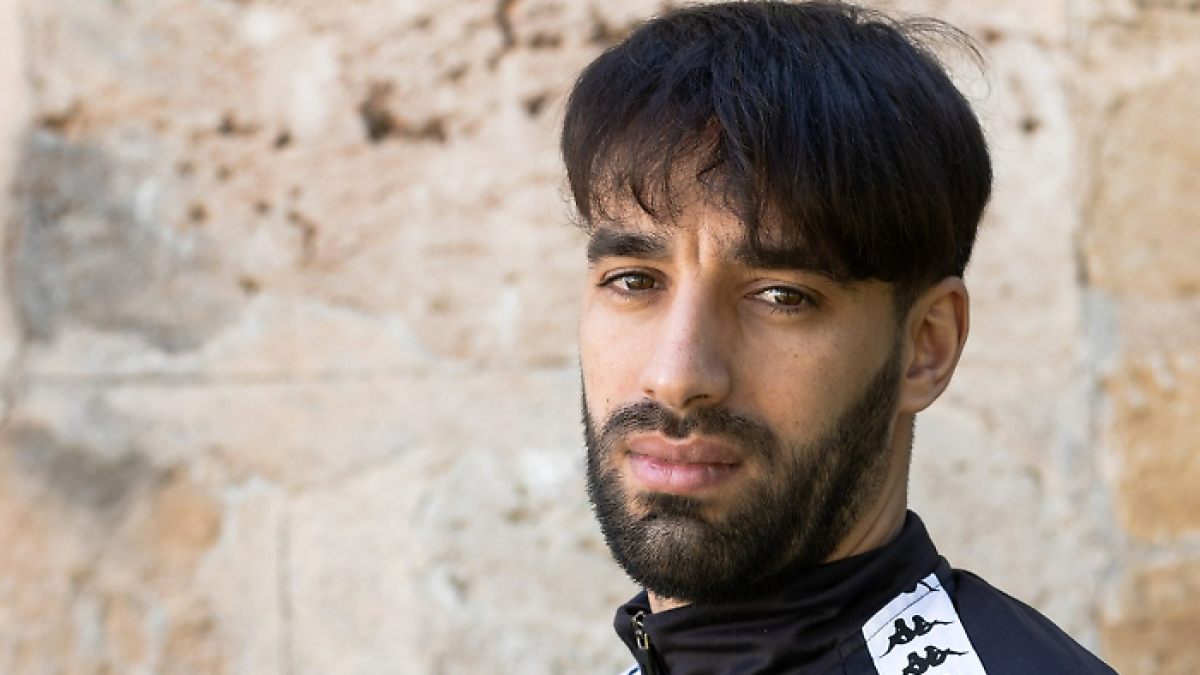 Il sogno del calcio, la traversata, il processo, la condanna come scafista, il libro in carcere: chi è Alaa Faraj, il libico graziato dal capo dello Stato