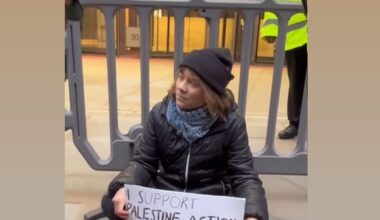 Greta Thunberg arrestata a Londra durante un raduno pro-Pal a sostegno di un gruppo ritenuto illegale nel Regno Unito