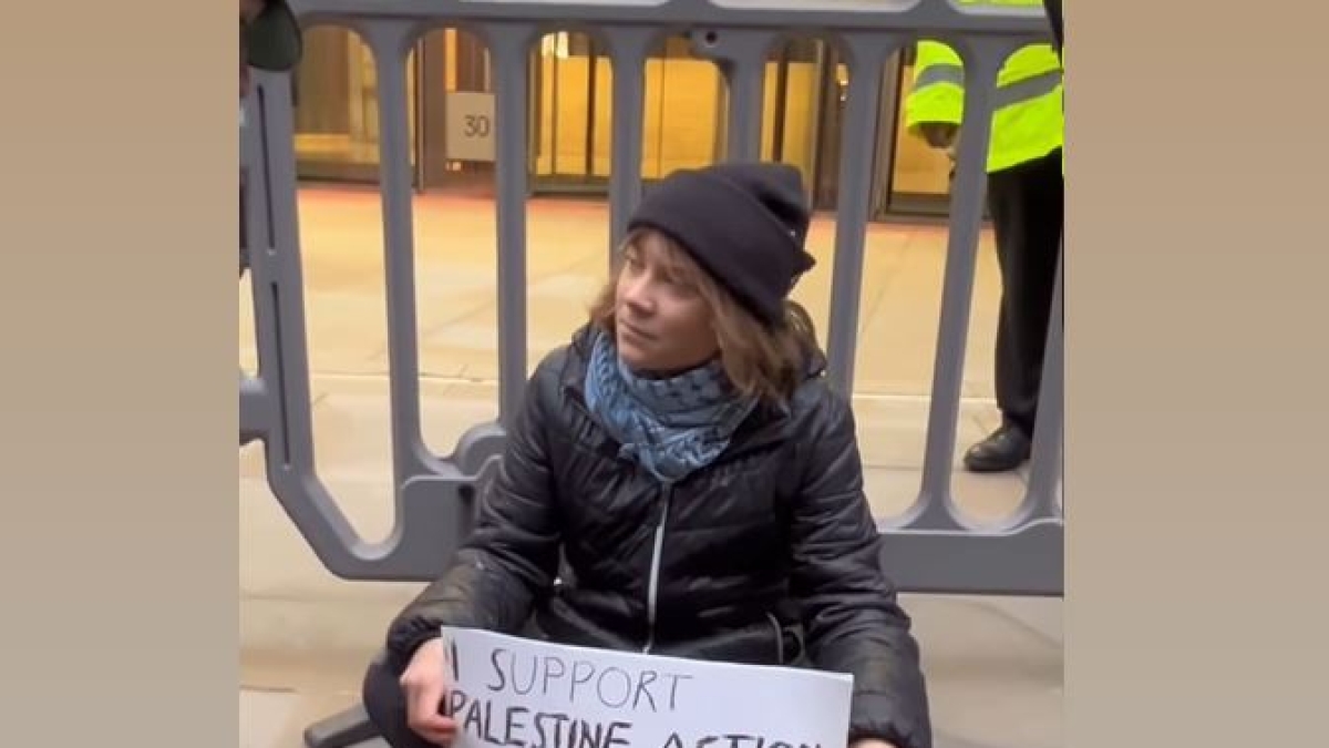 Greta Thunberg arrestata a Londra durante un raduno pro-Pal a sostegno di un gruppo ritenuto illegale nel Regno Unito