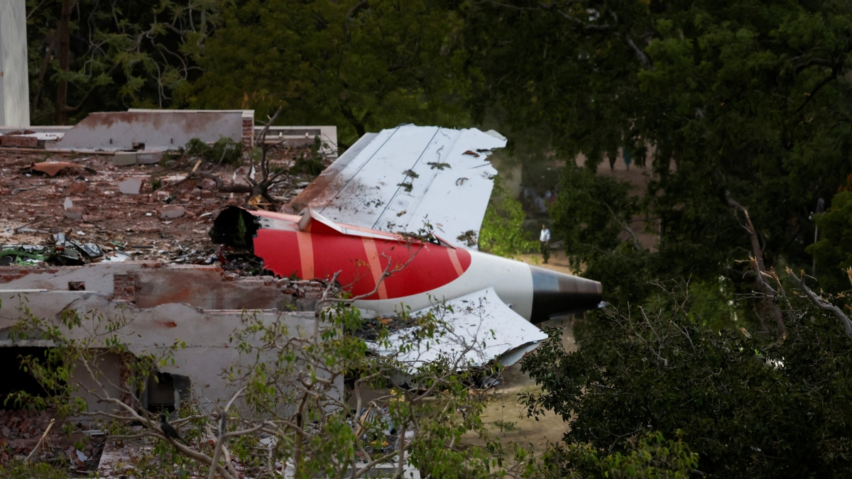 Aereo Air India precipitato, le manovre con la cloche del primo ufficiale e il silenzio del comandante. Le liti con gli Usa sull’inchiesta