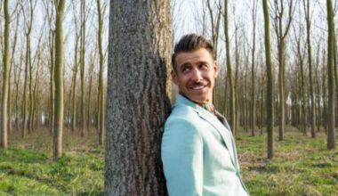 Francesco Gabbani: «Ho scelto il sorriso ma ho ancora paura del buio. Vivo tra gli olivi, la felicità non è in un attico a Milano»