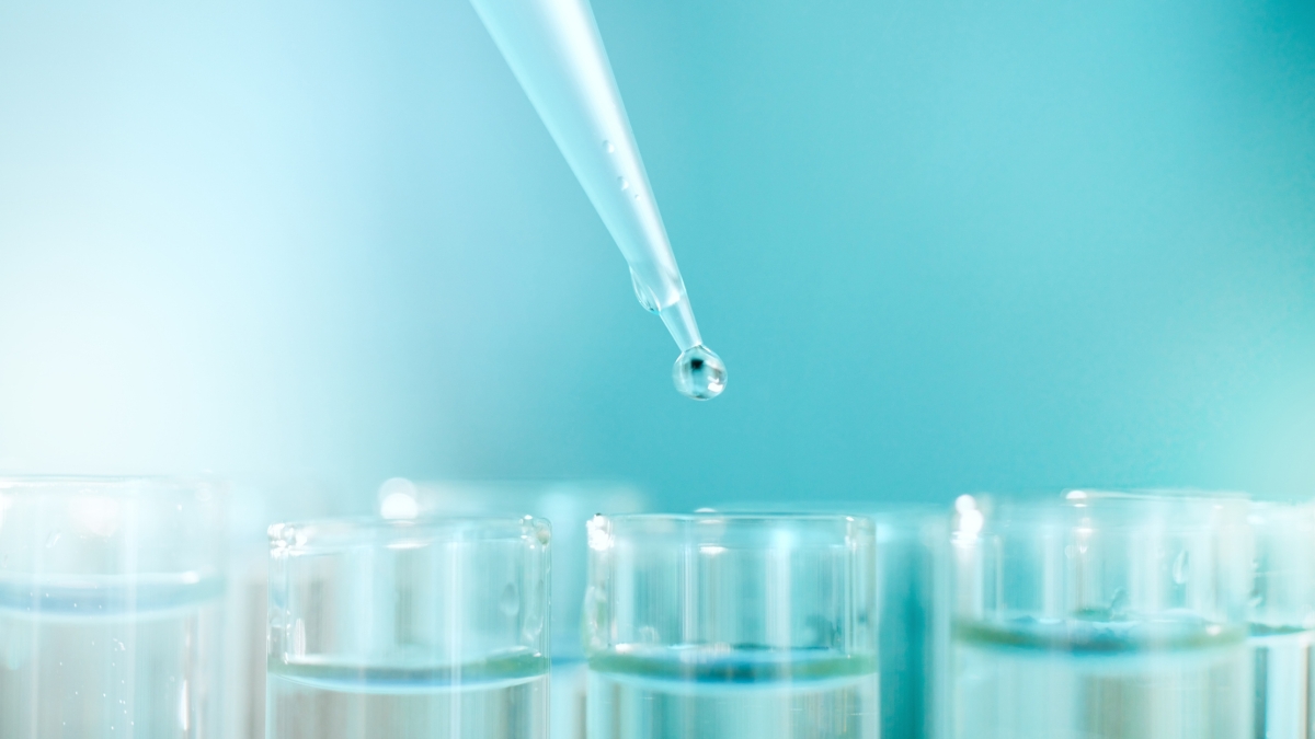 Manovra, tagli per 140 milioni al fondo per i farmaci innovativi: a rischio le terapie per i pazienti oncologici