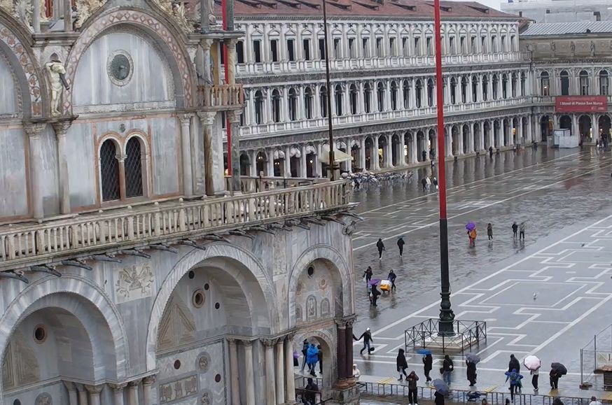 Meteo, vigilia sotto la pioggia e bora, acqua alta a Venezia, domani allerta rossa in Emilia-Romagna