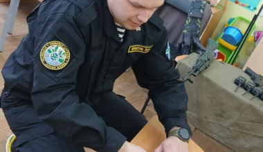 Educazione militare ai bambini russi dai 4 anni: canti dell'esercito, giuramenti e combattimenti corpo a corpo