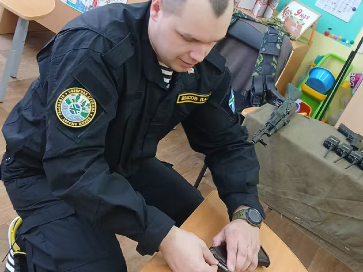 Educazione militare ai bambini russi dai 4 anni: canti dell'esercito, giuramenti e combattimenti corpo a corpo