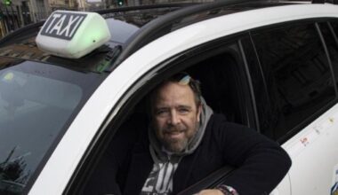 Vincenzo Pezzarossa: «Ero manager di Ikea e giravo il mondo, ora faccio il tassista di notte a Milano per veder crescere mia figlia. In auto mi hanno proposto un ménage à trois»