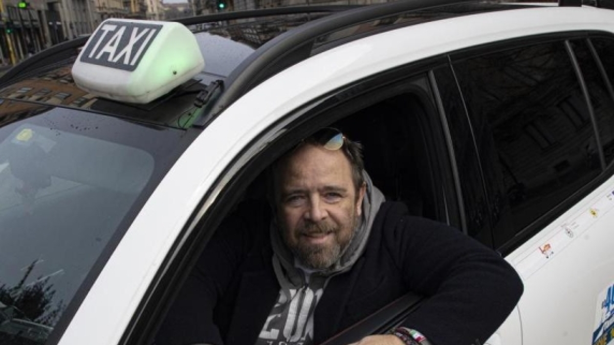 Vincenzo Pezzarossa: «Ero manager di Ikea e giravo il mondo, ora faccio il tassista di notte a Milano per veder crescere mia figlia. In auto mi hanno proposto un ménage à trois»