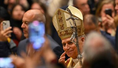 Il Papa a sorpresa in piazza San Pietro: «Grazie per essere qui anche sotto la pioggia. Auguri a tutti»