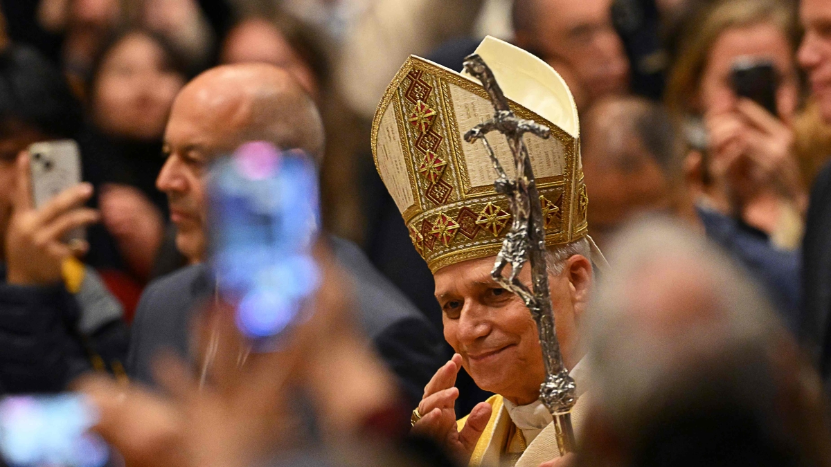 Il Papa a sorpresa in piazza San Pietro: «Grazie per essere qui anche sotto la pioggia. Auguri a tutti»
