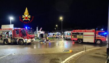 Firenze, finisce contro la rotonda con la statua di Folon e si ribalta: un ferito nella notte di Natale