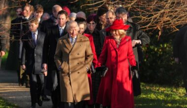 Re Carlo e Camilla alla messa di Natale con William, Kate e i nipoti. Windsor mai così uniti (assenti Andrea e Sarah)