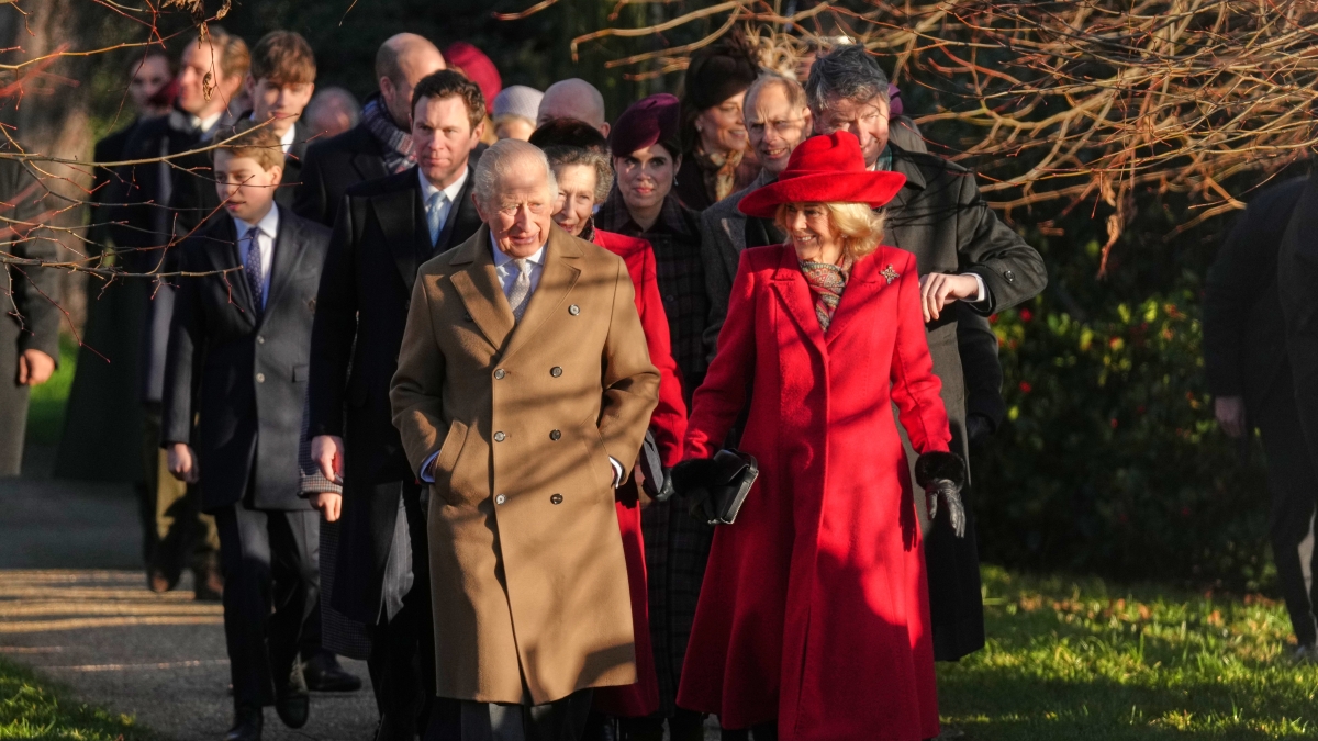 Re Carlo e Camilla alla messa di Natale con William, Kate e i nipoti. Windsor mai così uniti (assenti Andrea e Sarah)