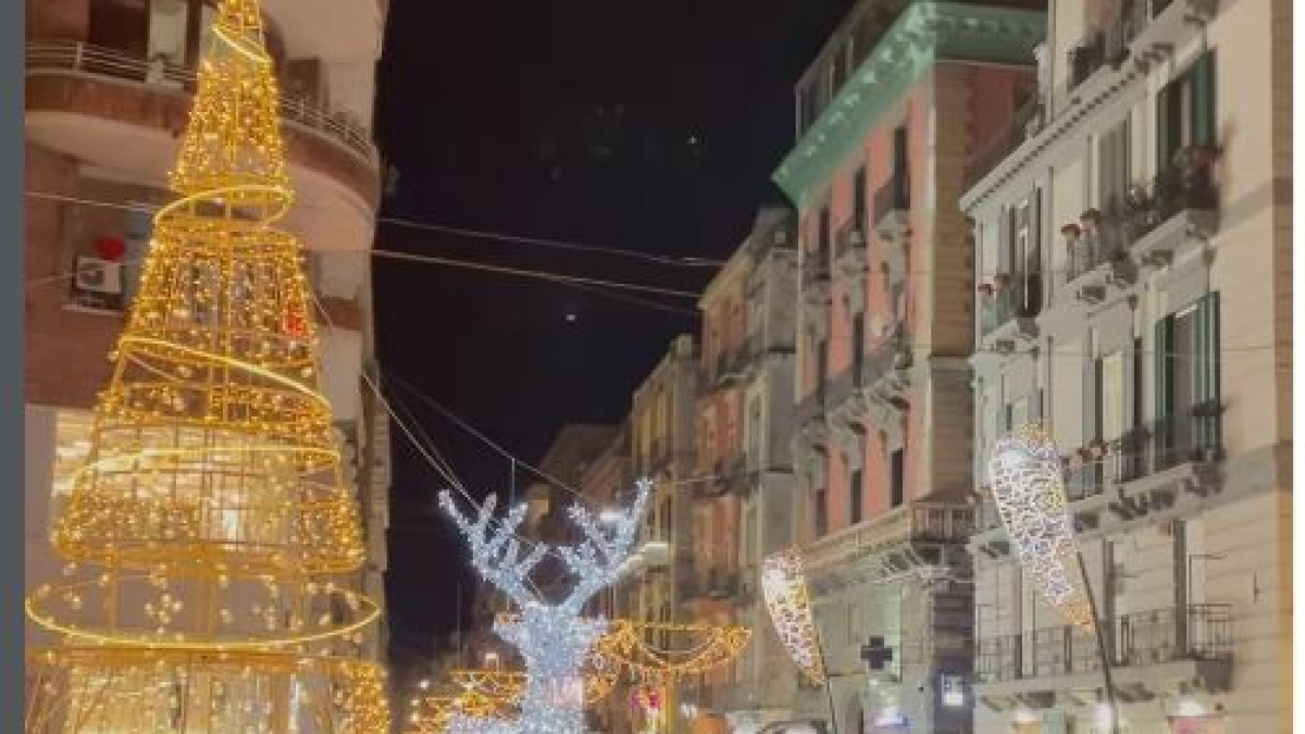 Natale, per luminarie e mercatini i sindaci spendono quasi 400 milioni: Napoli è in testa con 4,8 milioni (e doppia la seconda in classifica)