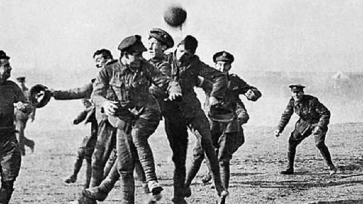 La «Tregua di Natale»: quando il calcio ha fermato le bombe e la Prima Guerra Mondiale