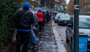 Milano, anche a Natale 5 mila in coda al freddo per il sacchetto di cibo da Pane quotidiano: le feste di chi non arriva a fine mese. «La politica venga qui»