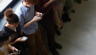Generazione «screenagers»: l'insegnante che aiuta i suoi studenti a evitare le trappole di social media e intelligenza artificiale
