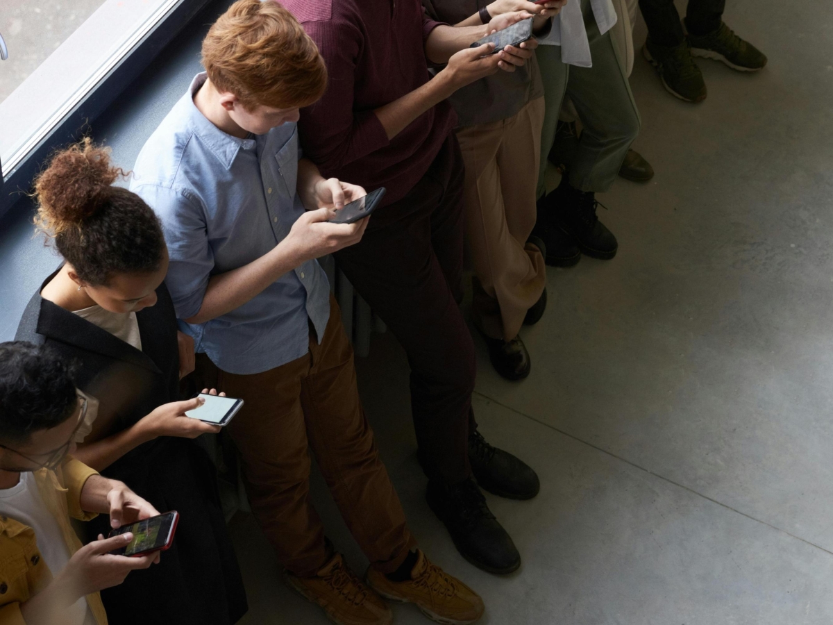 Generazione «screenagers»: l'insegnante che aiuta i suoi studenti a evitare le trappole di social media e intelligenza artificiale