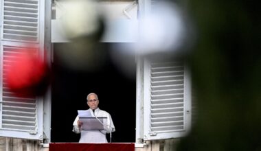 Il Papa all'Angelus di Santo Stefano: «Chi crede alla pace viene spesso ridicolizzato»
