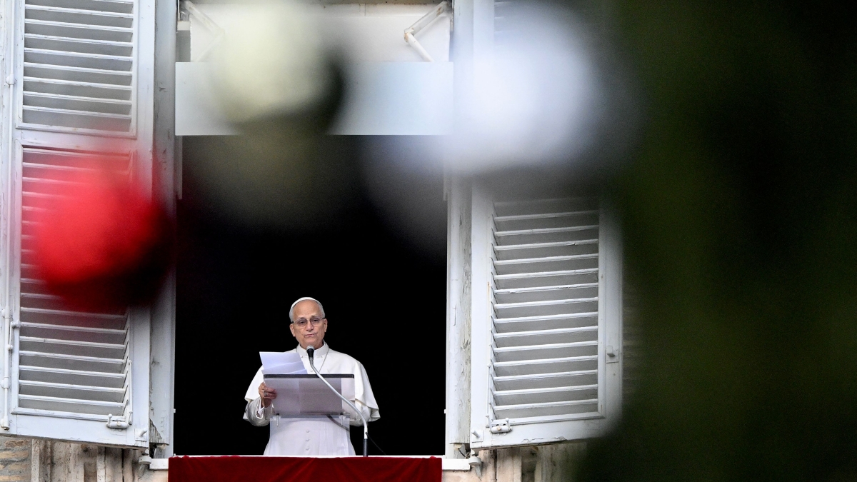 Il Papa all'Angelus di Santo Stefano: «Chi crede alla pace viene spesso ridicolizzato»