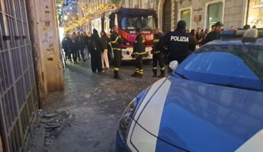 Napoli, cadono calcinacci sulla folla in via Toledo: ferite in modo lieve due turiste