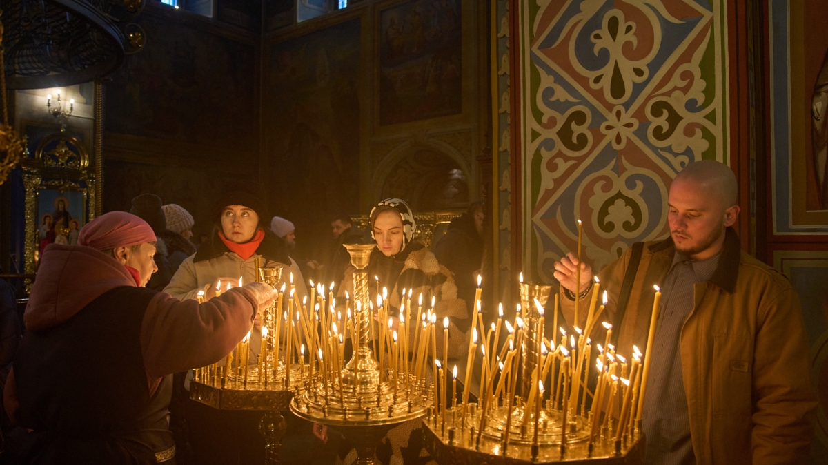 Ucraina - Russia, le notizie sulla guerra in diretta | Zelensky: «Usa offrono garanzie di sicurezza per 15 anni». Allarme aereo in tutta l'Ucraina, forti esplosioni a Kiev
