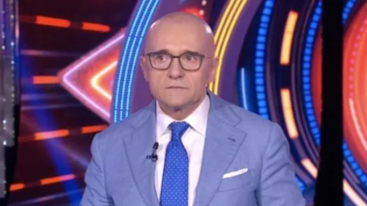 Alfonso Signorini si autosospende da Mediaset dopo le accuse di Corona sul presunto «sistema» per entrare al Grande Fratello: «Campagna calunniosa e diffamatoria»
