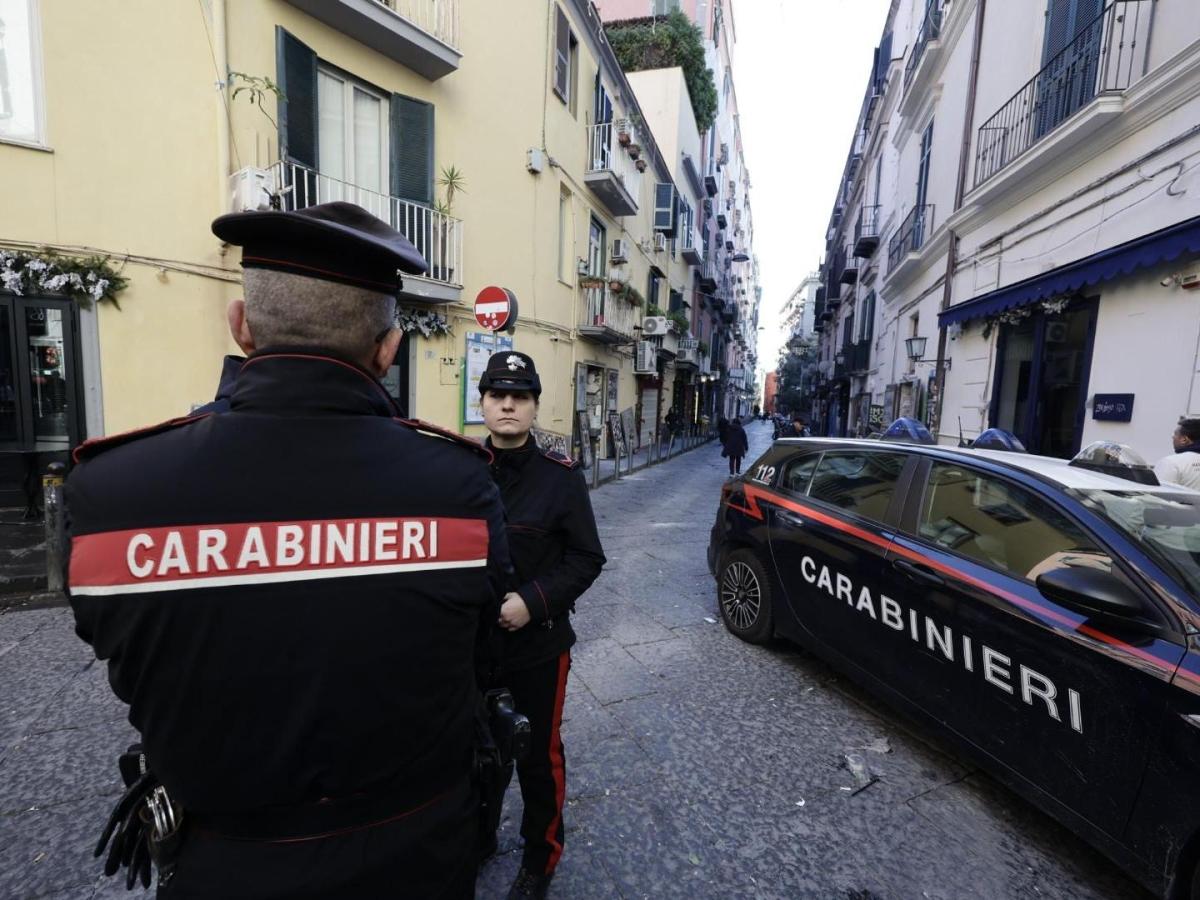 Napoli, calciatore 18enne accoltellato all'una di notte nelle strade della movida: è in gravi condizioni