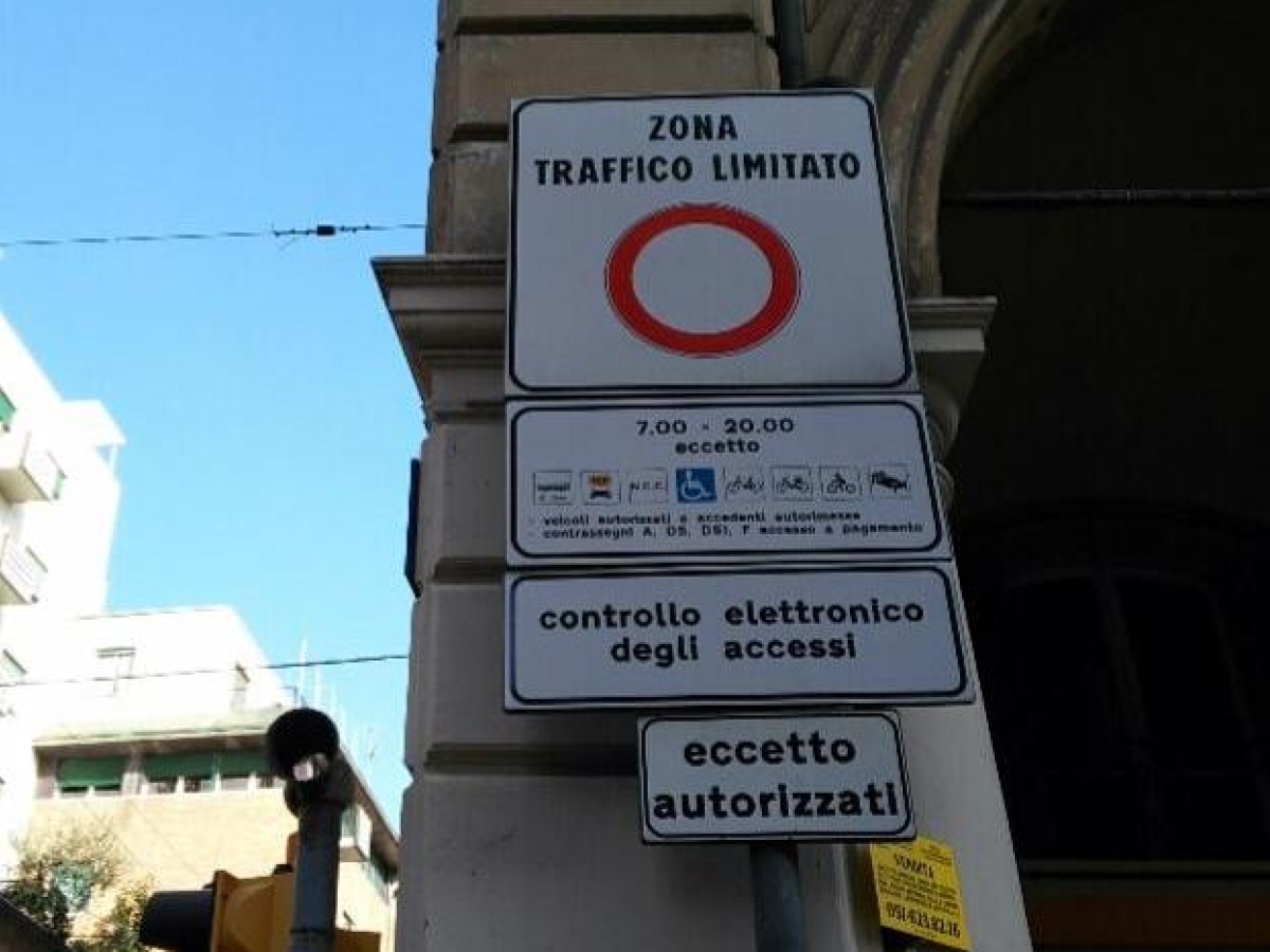 Bologna, dall'1 gennaio stop a 10mila auto ibride nella Ztl: cosa cambia e chi può entrare