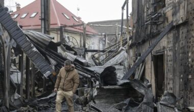 Ucraina - Russia, le notizie sulla guerra in diretta | Zelensky in Canada sente i leader europei: «Uniti su Kiev, garanzie di sicurezza cruciali per l'accordo». Anticipato alle 19 ora italiana il vertice con Trump
