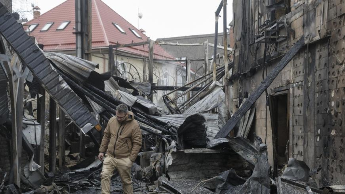 Ucraina - Russia, le notizie sulla guerra in diretta | Zelensky in Canada sente i leader europei: «Uniti su Kiev, garanzie di sicurezza cruciali per l'accordo». Anticipato alle 19 ora italiana il vertice con Trump