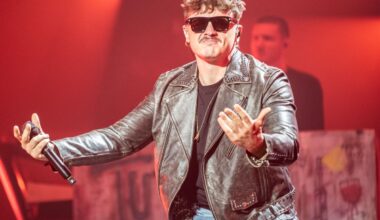 L'anno d'oro di Olly: Sanremo, i vertici delle hit, i concerti sold out. Un successo senza clamori e con tante fragilità