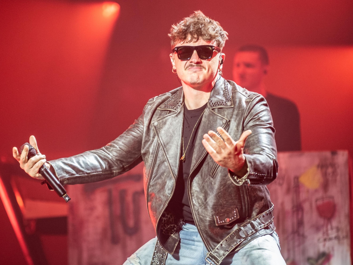 L'anno d'oro di Olly: Sanremo, i vertici delle hit, i concerti sold out. Un successo senza clamori e con tante fragilità