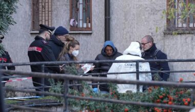 Milano, il giallo della donna trovata morta in cortile: nelle immagini delle telecamere c'è un uomo, la vittima ancora senza nome