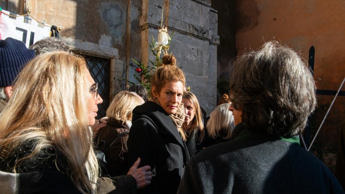 Maria Sole Agnelli, i funerali nella chiesa di Palidoro (Fiumicino): presenti i cinque figli e i nipoti John e Ginevra Elkann