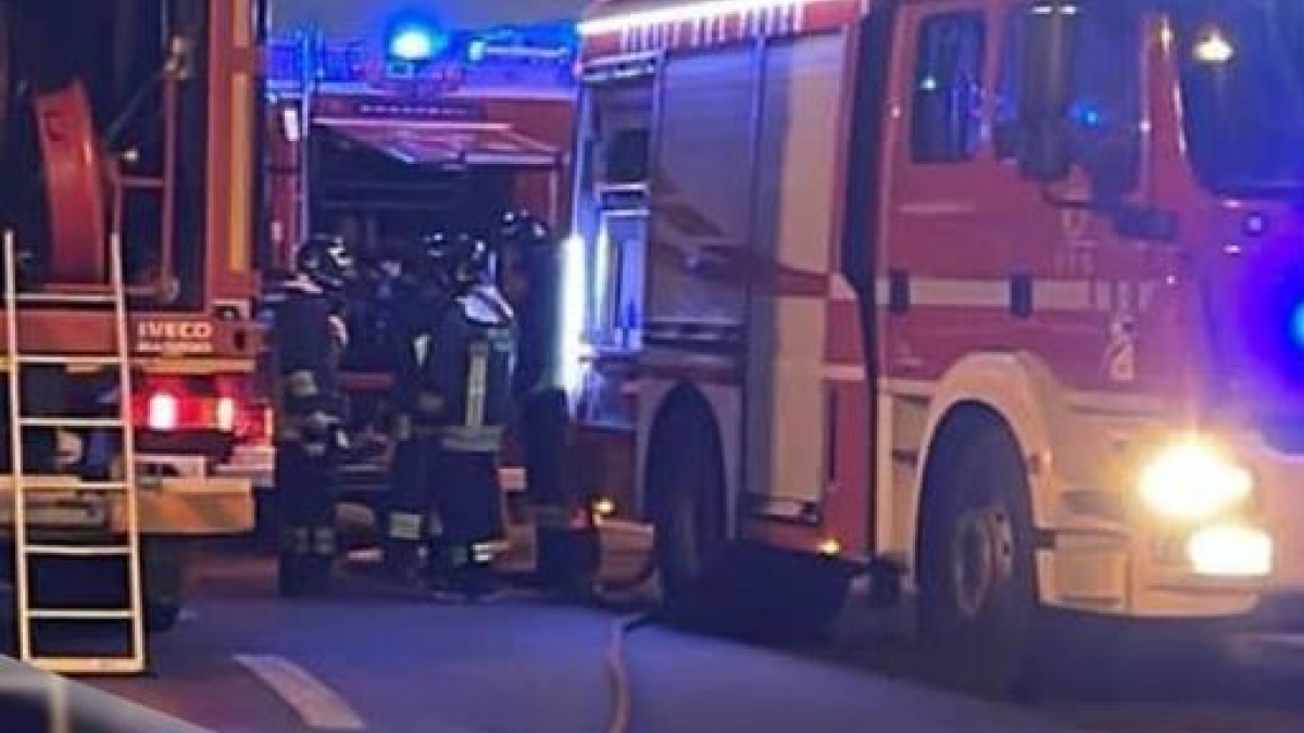 Autobus tampona camion sull'A26: un morto e venti feriti, alcuni sono gravi