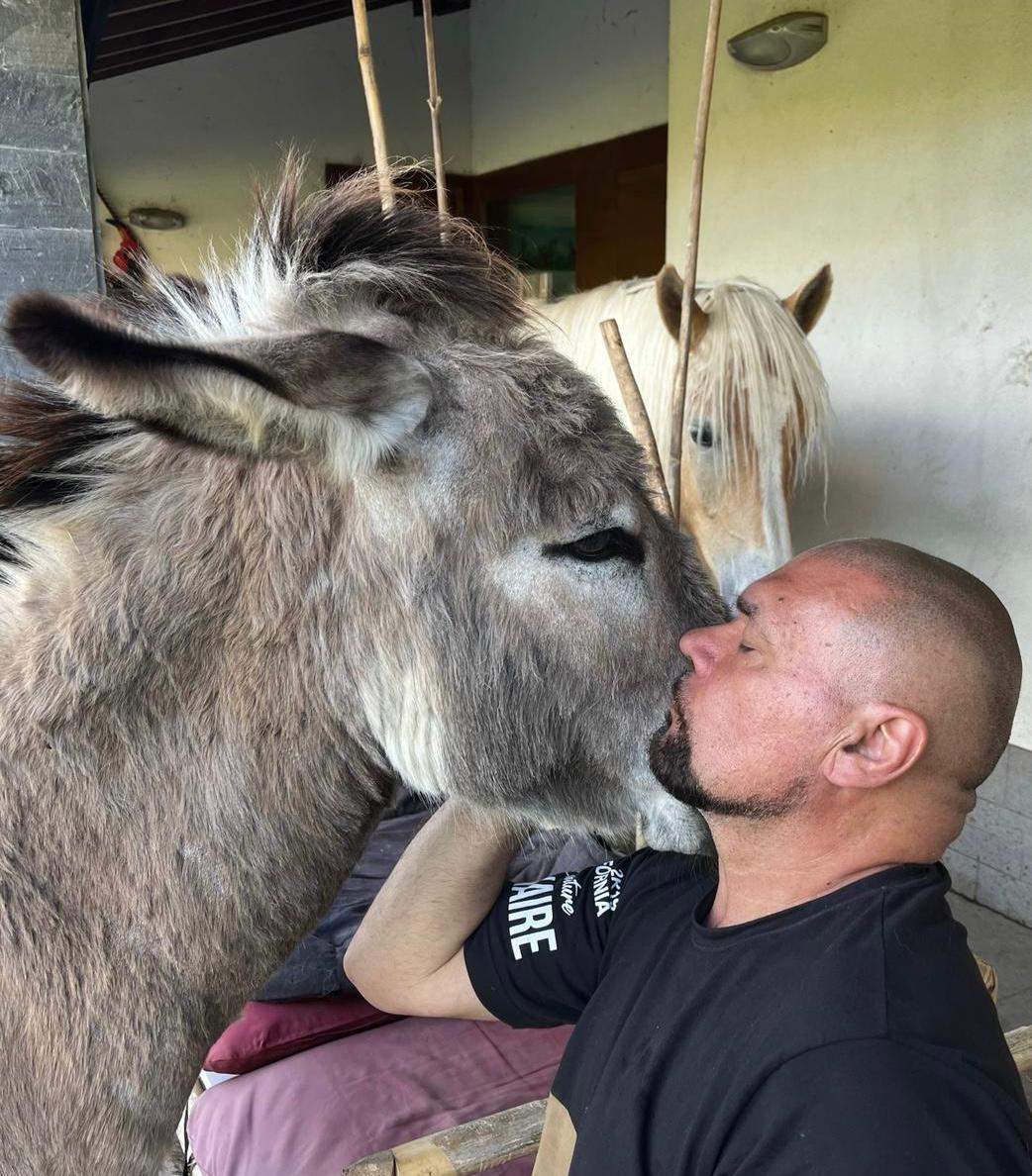 Gatto Panceri: «Campo con i diritti di "Vivo per lei" ma nessuno sa che l'ho scritta io. Non sono sposato ma ho tanti animali e il cane Bocellina»