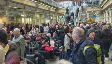Guasto elettrico nel tunnel della Manica, Eurostar sospende tutti i treni tra Londra, Parigi, Amsterdam e Bruxelles. «Non viaggiate»