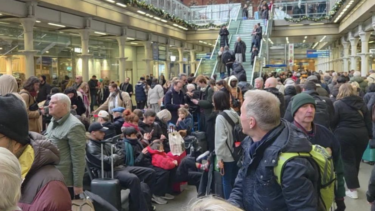 Guasto elettrico nel tunnel della Manica, Eurostar sospende tutti i treni tra Londra, Parigi, Amsterdam e Bruxelles. «Non viaggiate»