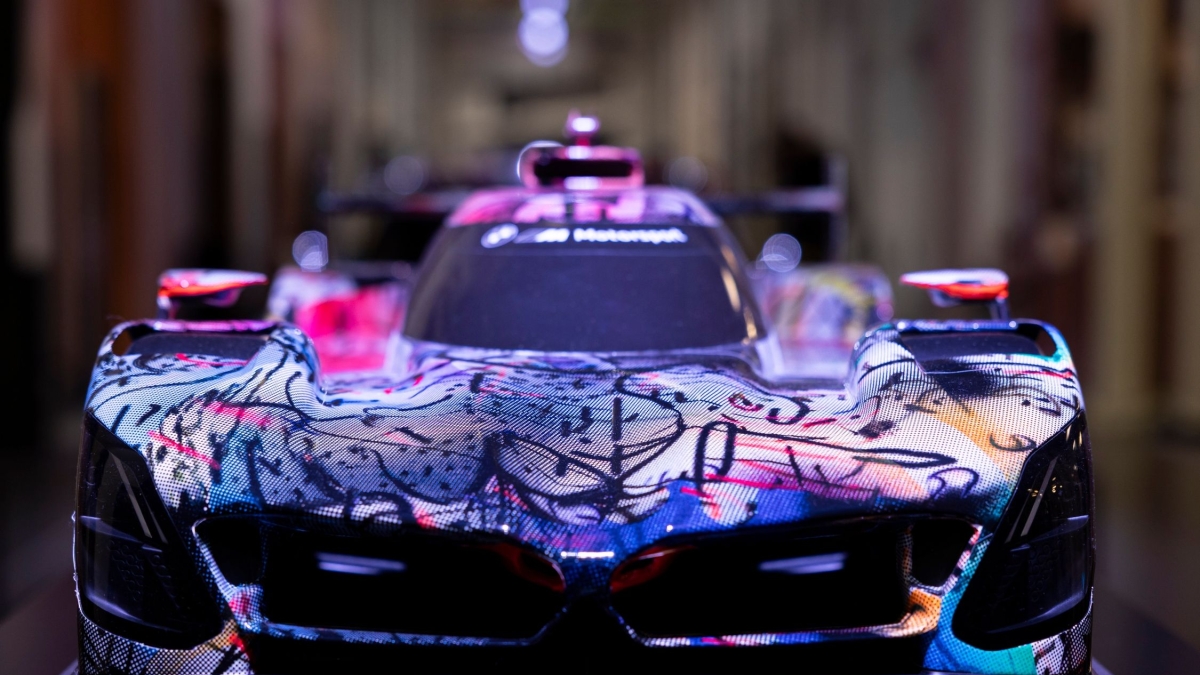 Auto come tele per artisti-amici (nessuno è mai stato pagato): da Calder a Liechtenstein a Jeff Koons, la mostra Bmw a Milano