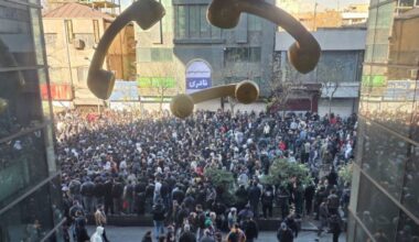 Iran, la rivolta dei «senza scarpe»: anche gli studenti in piazza al fianco dei commercianti