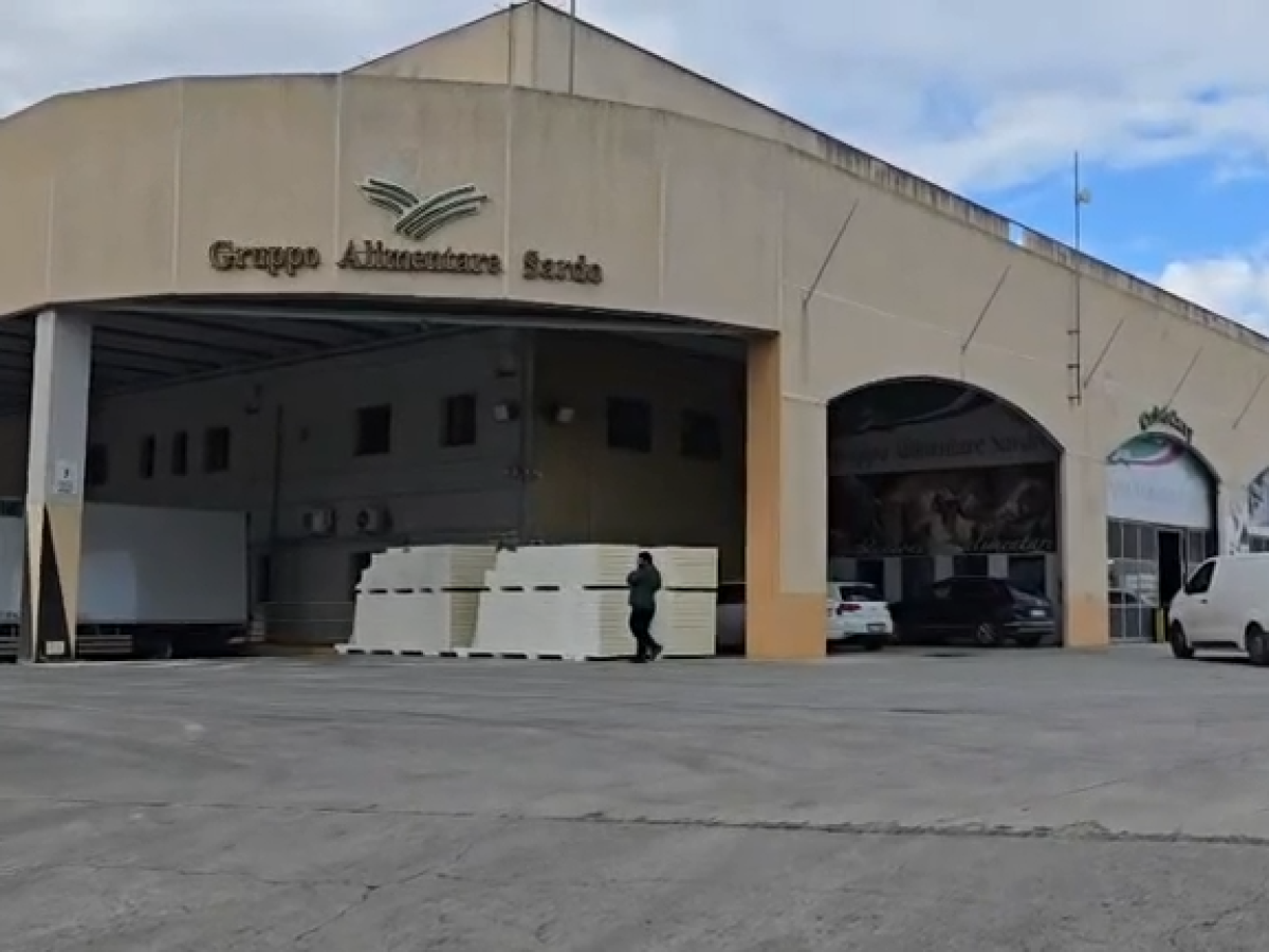 Sassari, tragedia sul lavoro: elettricista muore schiacciato su un mezzo elevatore