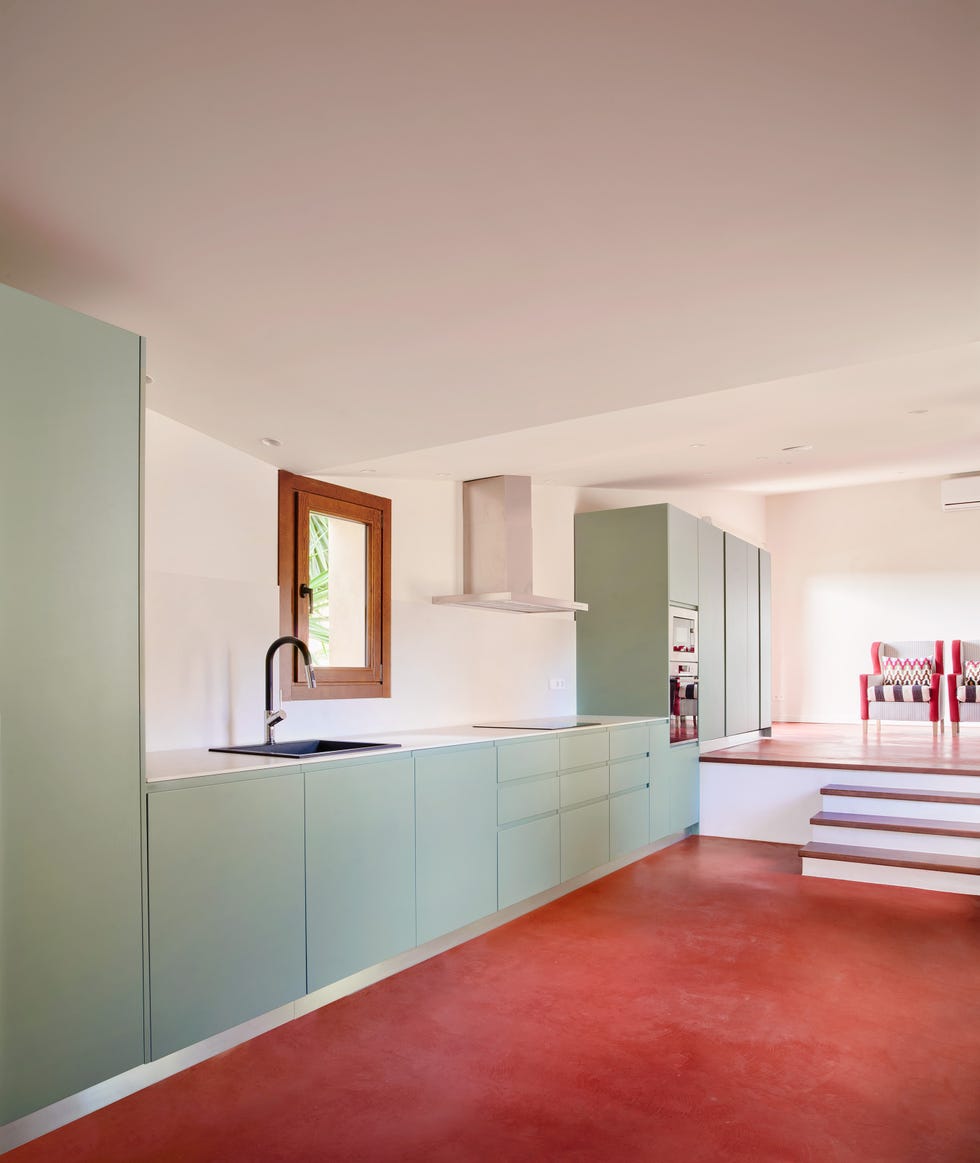 antiguos cobertizos agrícolas a vivienda contemporanea con patio central, piscina y materiales locales