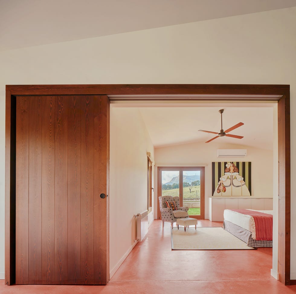 antiguos cobertizos agrícolas a vivienda contemporanea con patio central, piscina y materiales locales