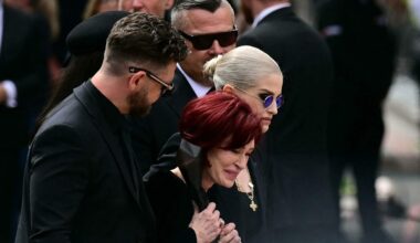 le lacrime di Sharon, i cori, le lettere dei fan. Tra i vip anche Elton John