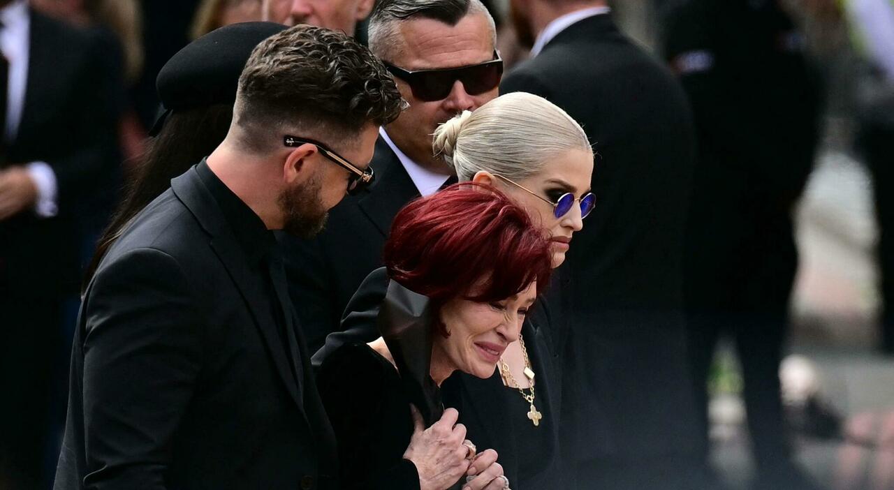 le lacrime di Sharon, i cori, le lettere dei fan. Tra i vip anche Elton John