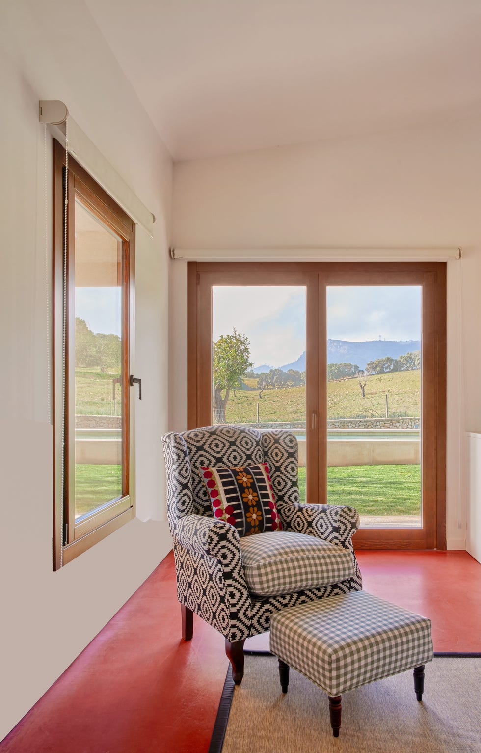 antiguos cobertizos agrícolas a vivienda contemporanea con patio central, piscina y materiales locales